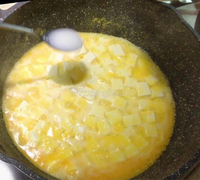 调入水淀粉（此时可以试试盐味，可以根据口味适当调整，本菜谱没有额外加盐）。适当性收汁。