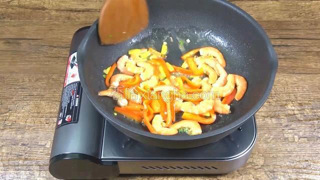 爆香后放入鲜虾，翻炒
