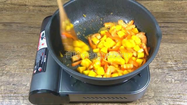 放入芒果块，加入少量水，翻炒
