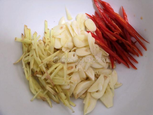 香菜末放置一边，将姜丝辣椒丝蒜片放置碗底，尽量选择底比较小，深一点的容器装。