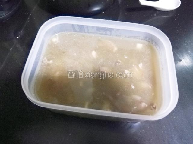 电压力锅一个煮饭程序即可。结束程序后装入容器，最好是长方形的，方便切块。放入冰箱冷藏一夜，室温低的可以直接放在外面。