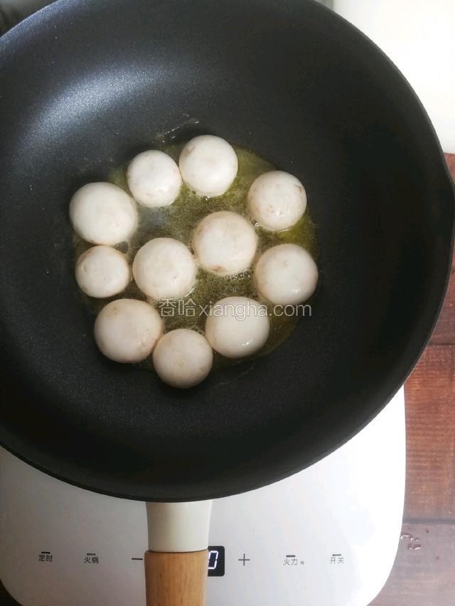 
口蘑口子 朝下一面煎1分钟
