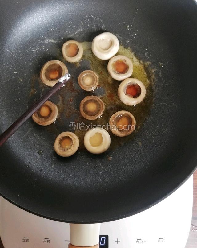 
用筷子蘸点盐放入口蘑里   就可以出锅了

