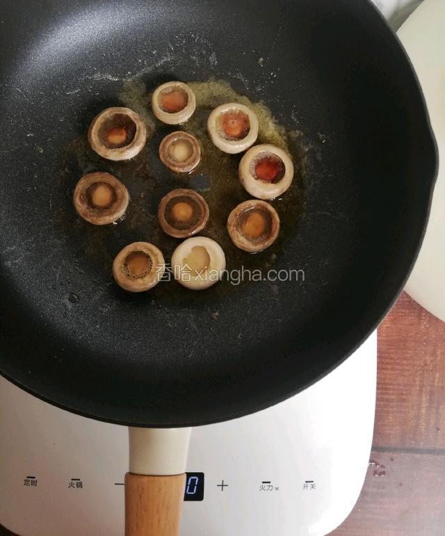 
口蘑翻面  继续小火慢慢煎  口蘑凹下去的地方慢慢的会出汁  

