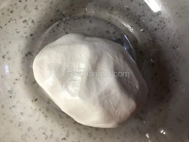 
首先在糯米粉里加入水，和成一个非常柔软的糯米面团。水不要一次性全加进去，慢慢加，直到面团达到非常柔软的程度（水的用量根据实际情况酌情调整）。面团如果表面有裂纹说明太干了，如果太稀软不成型则说明水太多。