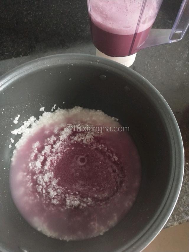 米饭是先浸泡过得！水分倒掉！加入打好的紫薯！和平时蒸饭一样！就可以了！
