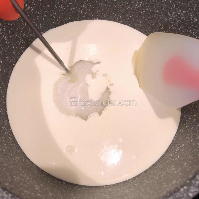 除了饼干其他材料全部放入不粘锅中