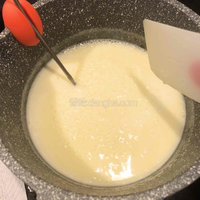 用大火煮沸转小火继续熬煮。