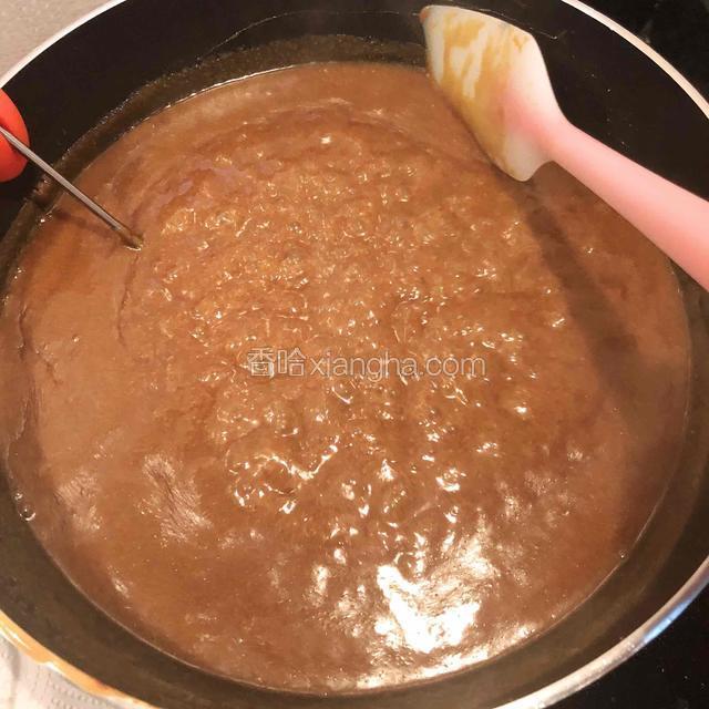 熬煮过程用刮刀来回搅拌底部，让所有材料混合更均匀，同时需要将粘在锅壁上的糖浆不断刮下来。