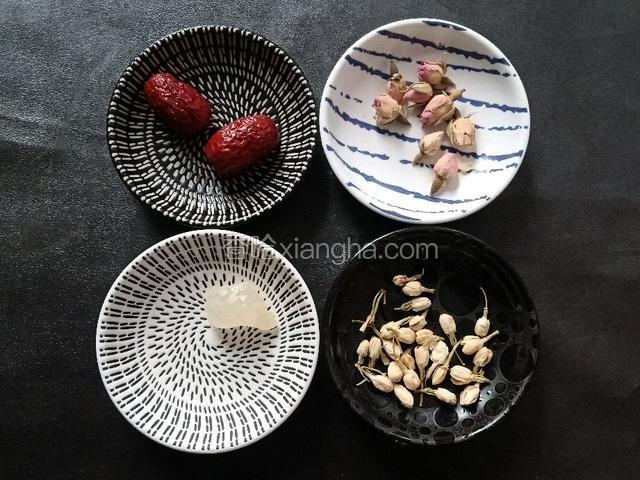 先准备好所有食材红枣，玫瑰花，茉莉花，冰糖
