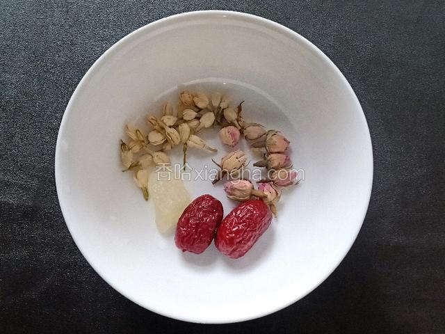 把（图一）的所有食材倒入一个大碗中