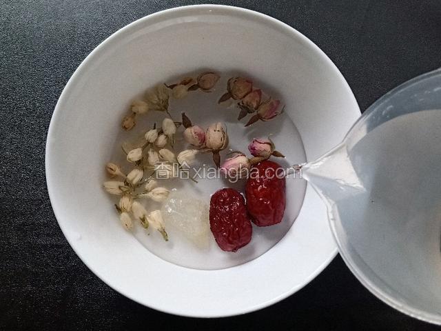 清水倒入大碗中
