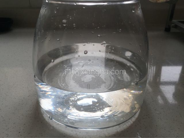 容器内倒入适量温水。