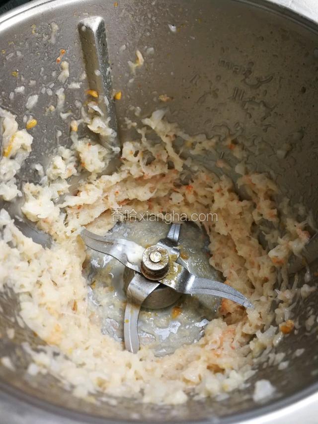 蛋清蛋白分离，虾肉加入蛋清，用料理机打碎或用刀背拍碎虾肉，加入蛋清和淀粉2勺顺一个方向搅打。
