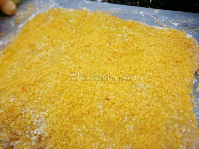 有剩下的淀粉加适量水调成淀粉糊，刷在虾肉上，撒一层面包糠。