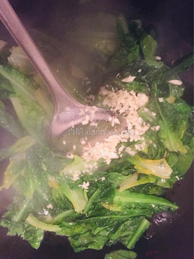 加入姜蒜末和鸡精，翻炒均匀
