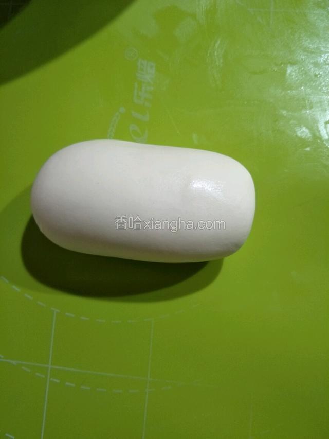 把面粉揉成光滑的面团备用。