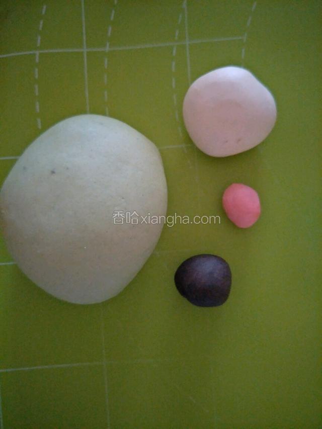 揉4克黑色面团，1克粉色面团，10克白色，剩下的揉成绿色面团。