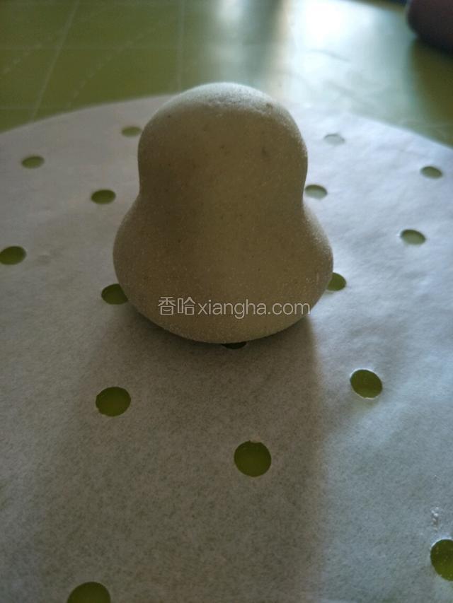 左手握住底部，右手食指和大母指虎口处握住面团左右转圈搓揉图片样子。