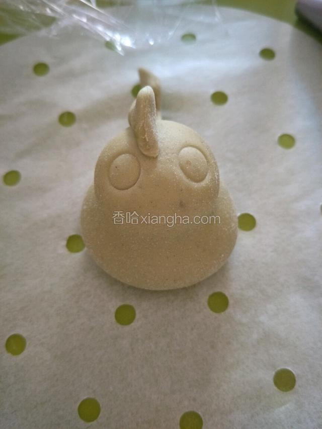 用圆形裱花嘴压两个圆。