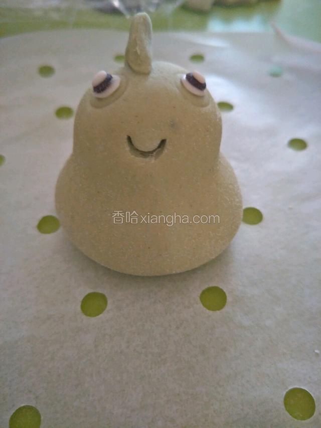 用工具压出嘴的样子。
