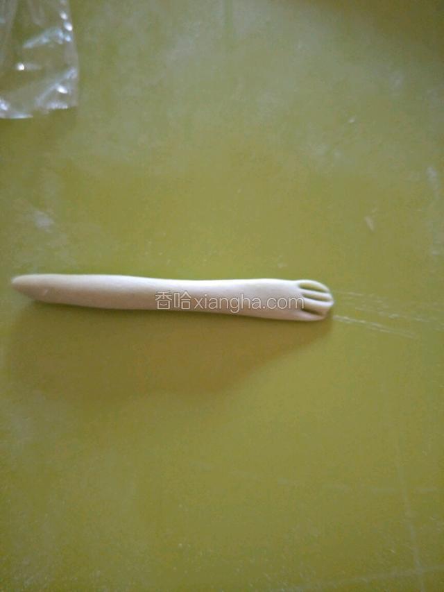 其中两个压成图片样子做胳膊。