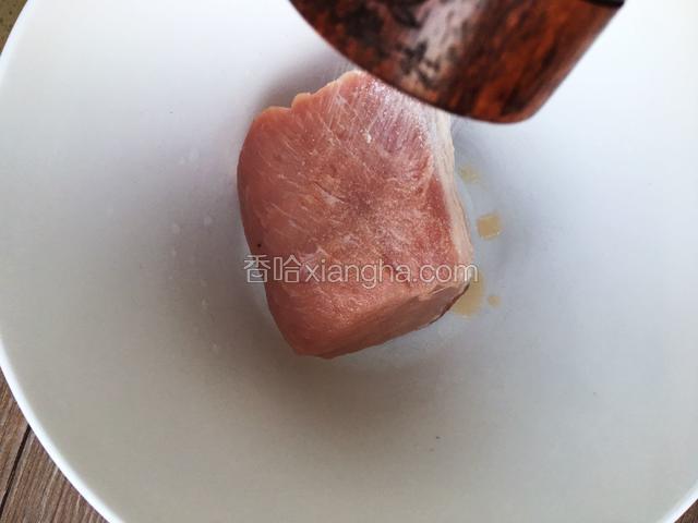 里脊肉用细盐。