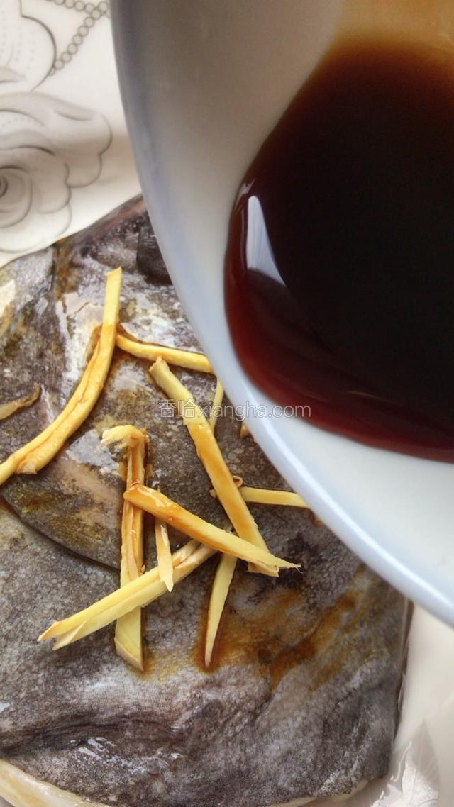 把酱汁倒入鱼头中