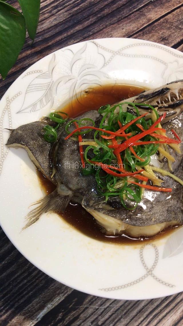 再加入辣椒丝，淋适量热油即可