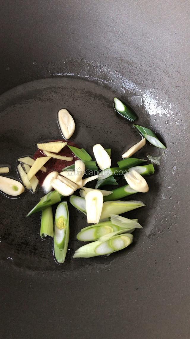 待油烧开加入葱、姜、蒜爆香。