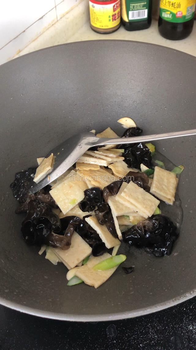煸炒2分钟。
