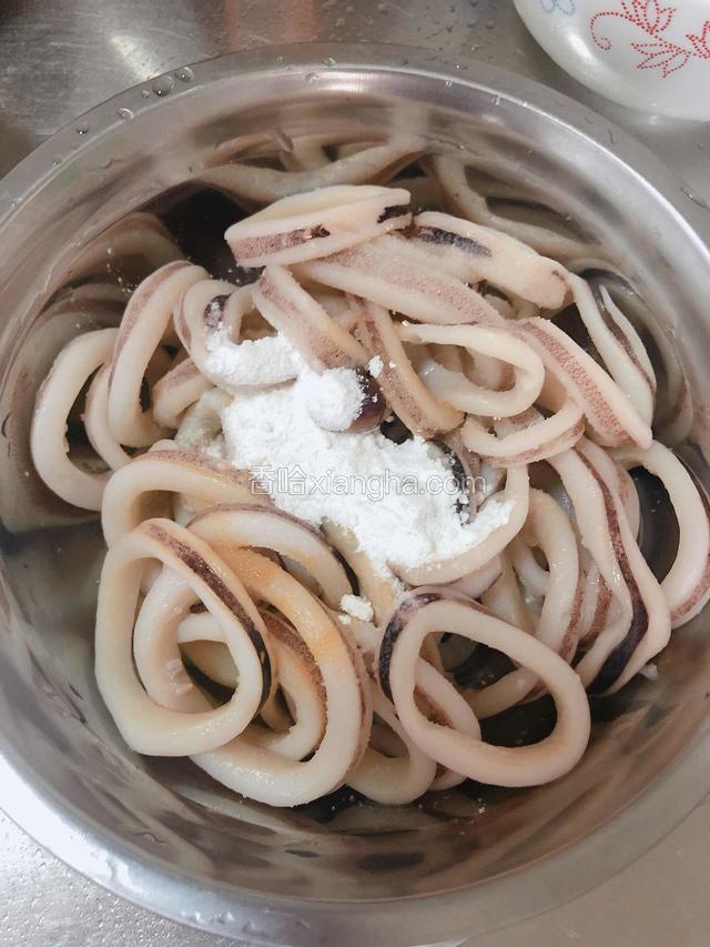 腌制鱿鱼圈，放入盐、白糖、生抽、蚝油、料酒、淀粉。