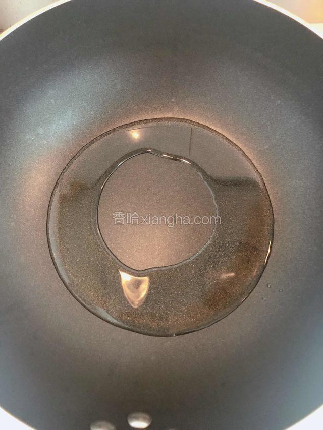 锅中放入油，烧热油。