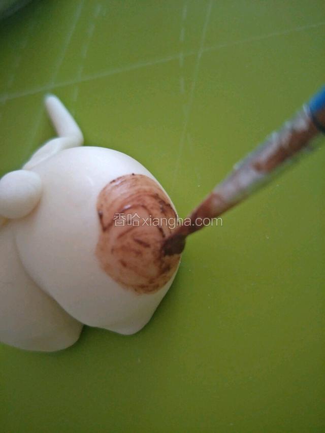 用刷子沾上可可糊刷上花纹。