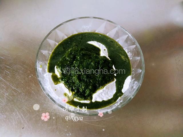 先用电子秤称出各种食材用量，鼠曲草清洗干净加水用破壁机打碎（没有破壁机就用刀剁碎加水搅拌均匀）
碗里放入糯米粉，加鼠曲草汁，打碎的鼠曲草一同加入
