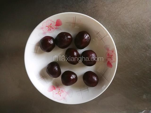 豆沙馅分割16个搓圆.图中只有8个，还有8个我做的咸味的
