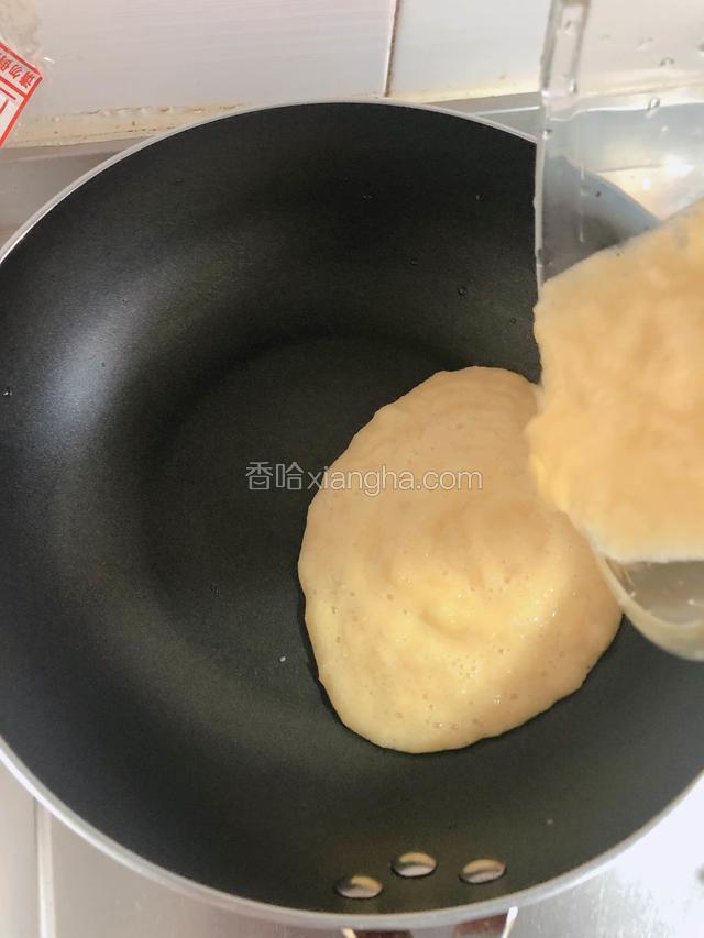 将打碎的果肉倒入不粘锅中。