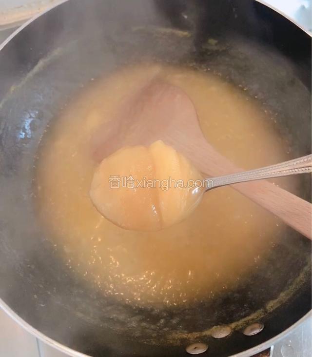 不停搅拌，再熬十分钟放入一大勺蜂蜜，继续搅拌均匀。