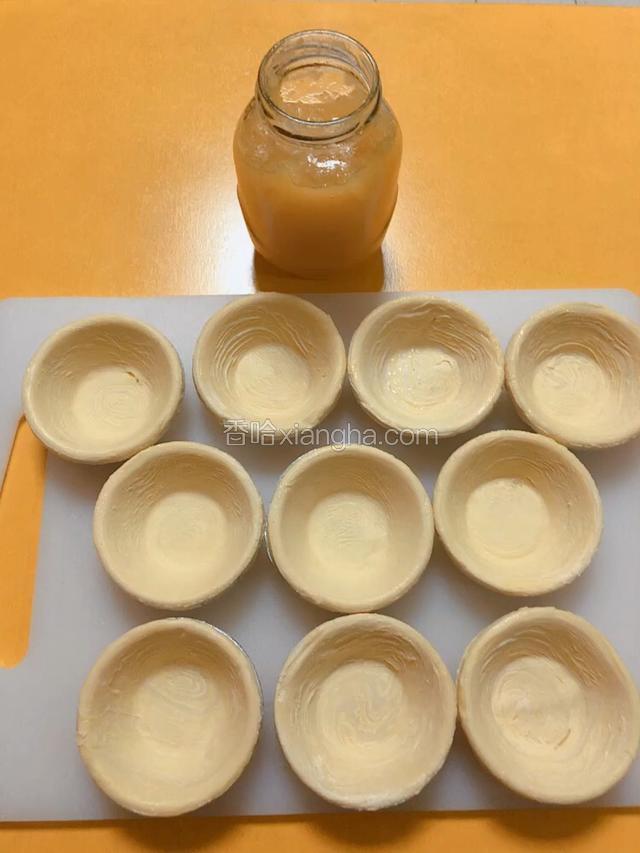 准备好蛋挞皮和熬好的凤梨果酱。