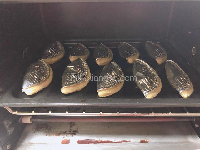 预热好烤箱，将凤梨酥放入烤箱中，200度烤10分钟。