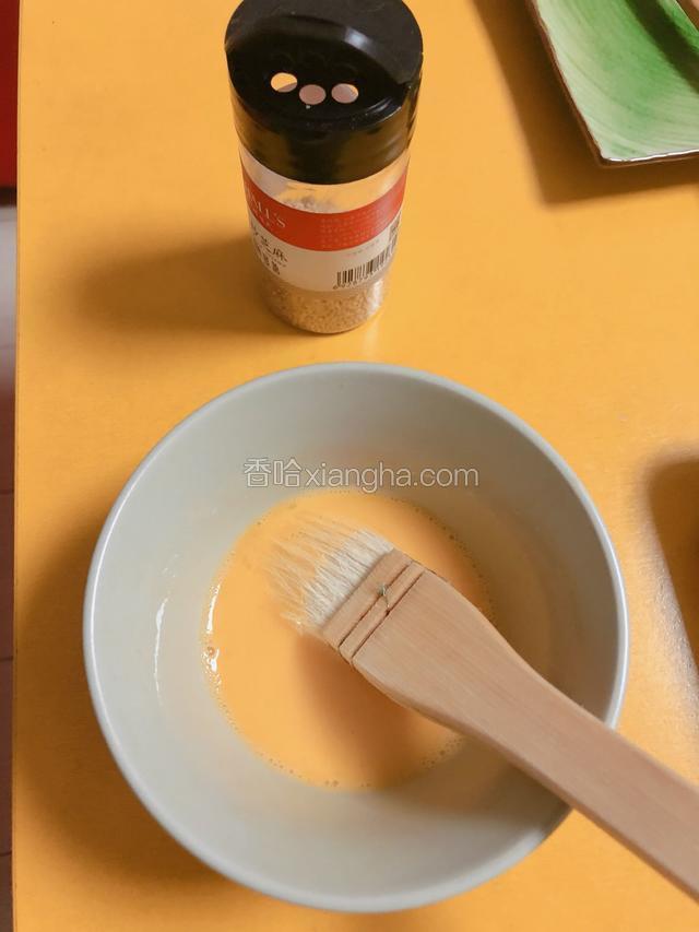 准备好蛋液和白芝麻。