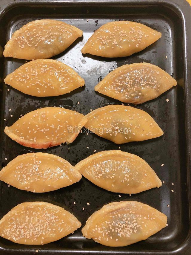 在凤梨酥上刷上一层蛋液，撒上一层芝麻。继续放入烤箱中，200度再烤10分钟。