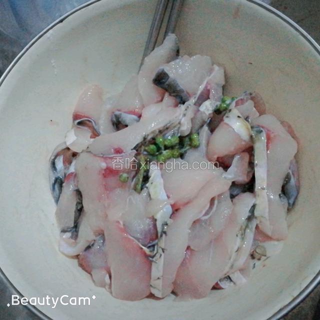 【腌制】鱼片放适量盐、料酒、青花椒抓匀。后放适量生粉抓匀放冰箱腌制，准备其他材料