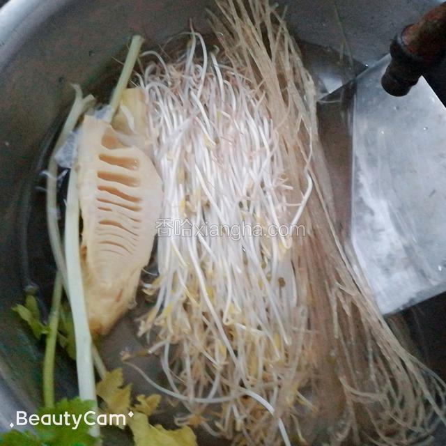 【辅菜】豆芽、春笋、红薯粉洗净，红薯粉提前泡软。这些材料可以按照个人喜好替换，或者就地取材。春笋和红薯粉是从老家带的