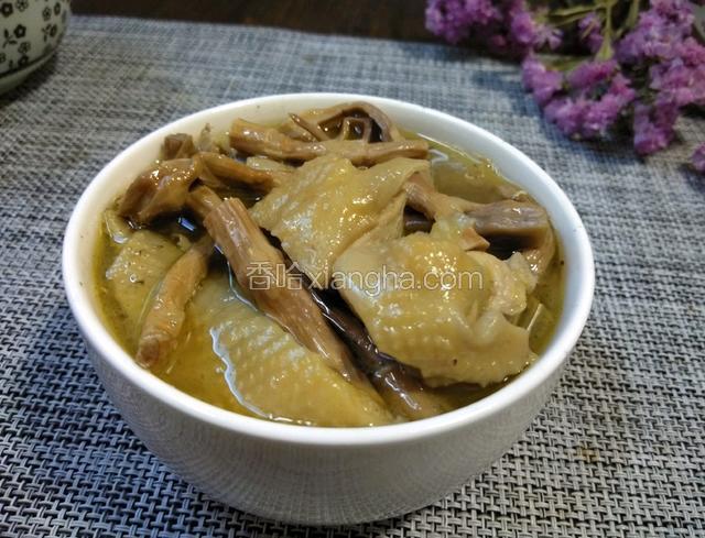 最后一锅土鸡炖笋就出锅了，香喷喷的