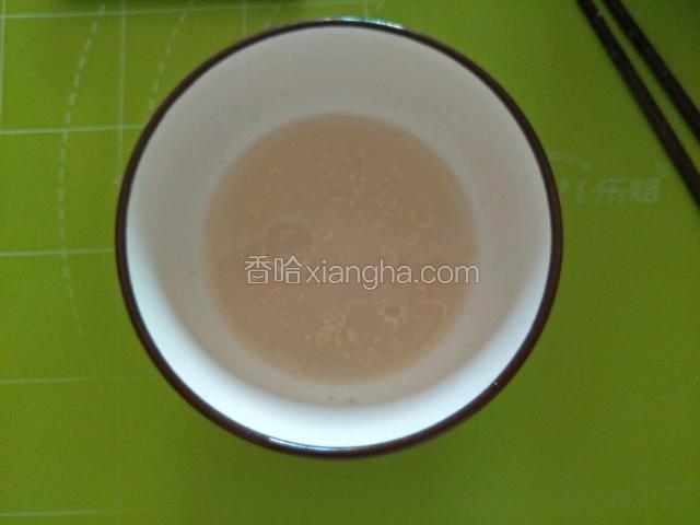 碗里放入水，白糖，酵母搅拌白糖化开。