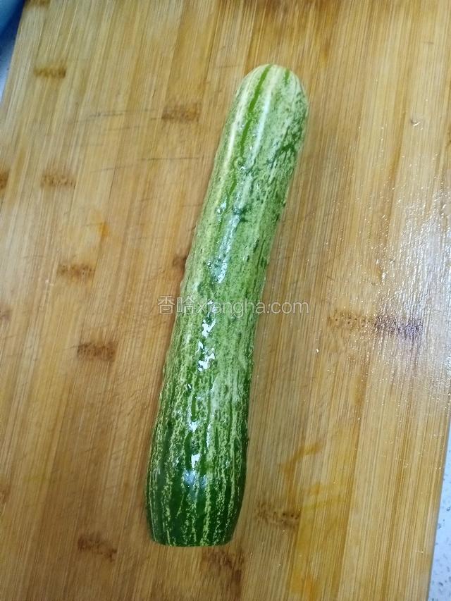
黄瓜在淡盐水中泡十分钟洗净，

