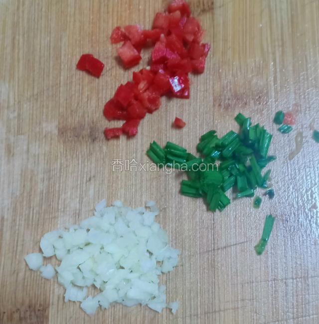 葱蒜，红椒切碎