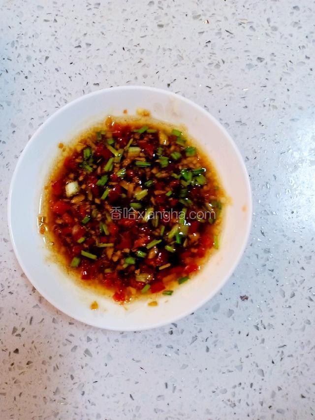 将蒜，葱，红椒装入碗中加入盐，鸡精，生抽，香油，白糖，醋调成汁，
