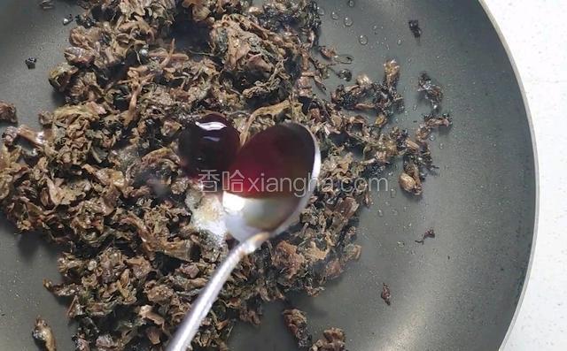 油热下锅放入泡好的梅干菜加入酱油，盐，耗油炒均匀